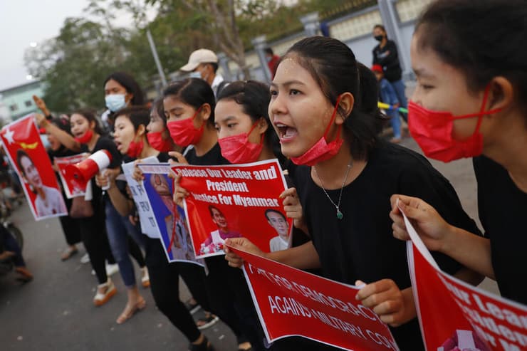 מיאנמר מפגינים נגד החונטה ו הפיכה צבאית ינגון יאנגון נזירים