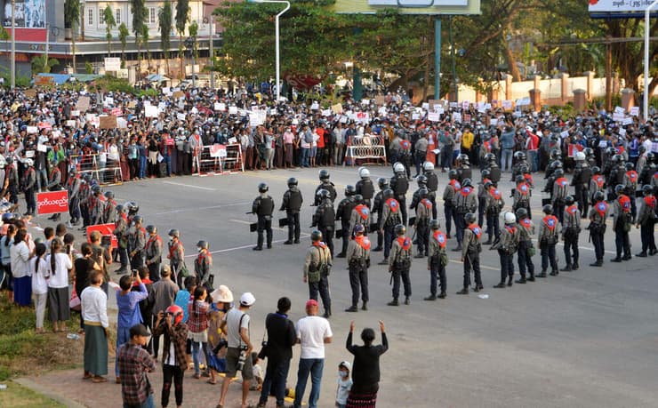 מיאנמר מפגינים נגד החונטה ו הפיכה צבאית