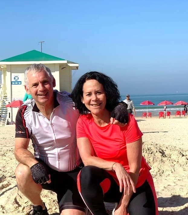 פרופ' עידית מטות , עושה ספורט בחוף הים עם בעלה, דר' ישראל מטות ,נוירולוג ילדים בכיר בבית החולים הדסה