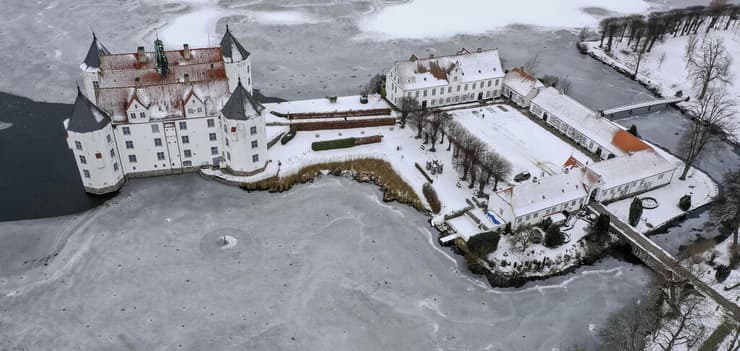 אירופה סופה שלג שלגים מזג אוויר אגם קפוא סביב טירת גליקסברג גרמניה