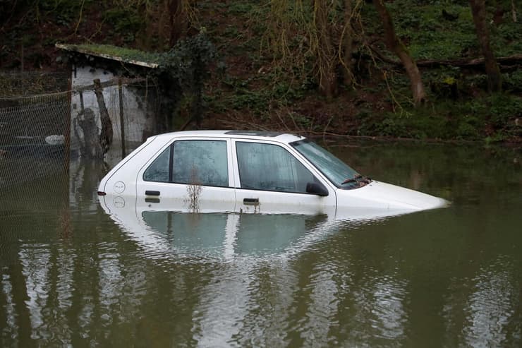 צרפת מזג אוויר שיטפון שיטפונות הצפה הצפות מערב המדינה נהר שרנט עלה על גדותיו