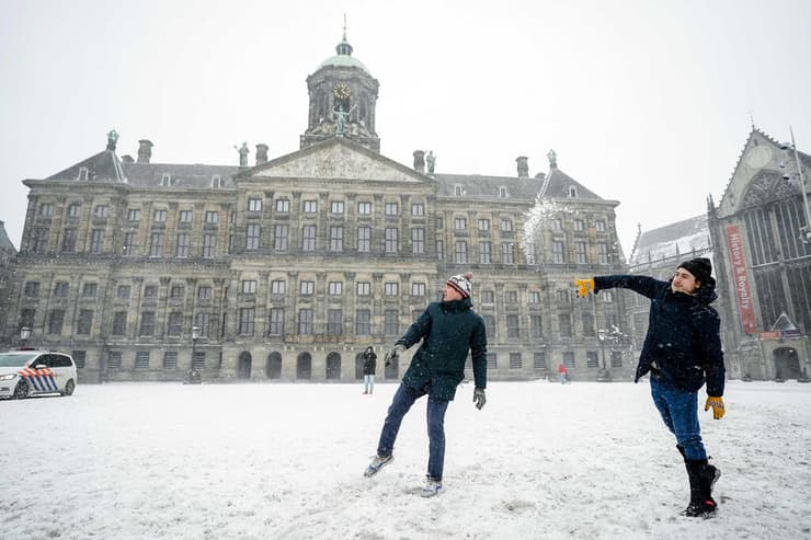 אירופה סופה שלג שלגים מזג אוויר כיכר דאם אמסטרדם הולנד