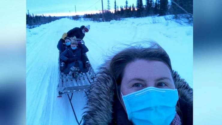 הרופאה על המזחלת בדרך לחיסונים באלסקה