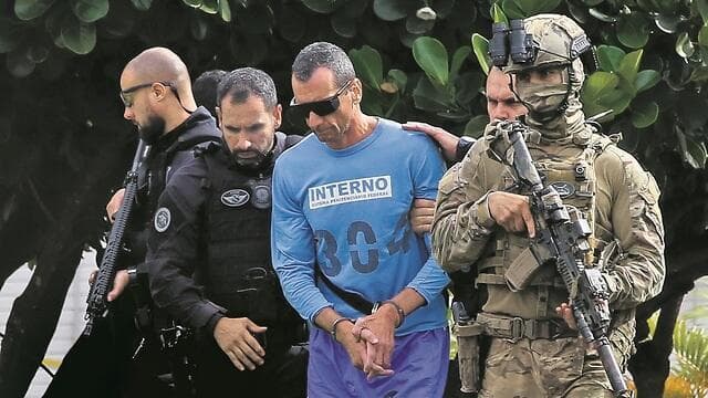 מרקוס קאמצ'ו, אחד מראשי PCC, ארגון הפשע שעל פי החשד עומד מאחורי מעשי השוד, מוחזק על ידי שוטרים ברזילאים