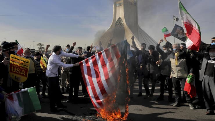 איראן חגיגות תהלוכות 42 שנה למהפכה האיסלאמית טהרן שורפים דגל ארה"ב