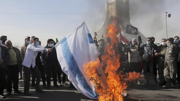איראן חגיגות תהלוכות 42 שנה למהפכה האיסלאמית טהרן שורפים דגל ישראל