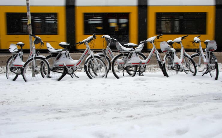 אירופה גל קור גרמניה ברלין אופניים להשכרה שלג