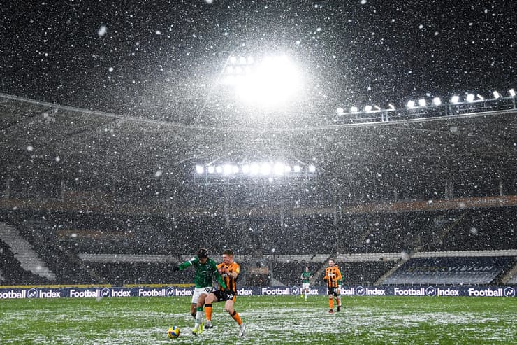 אירופה גל קור בריטניה אנגליה משחק כדורגל האל סיטי נגד לינקולן סיטי שלג