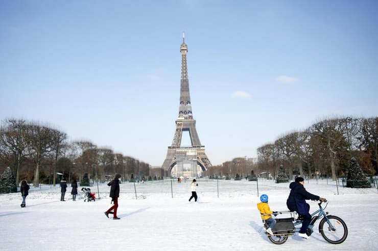 אירופה גל קור צרפת פריז מגדל אייפל קפא התכסה קרח