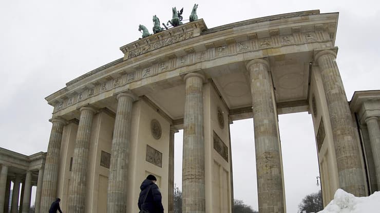 אירופה גל קור שלג גרמניה ברלין שער ברנדנבורג