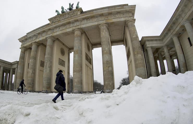 אירופה גל קור שלג גרמניה ברלין שער ברנדנבורג