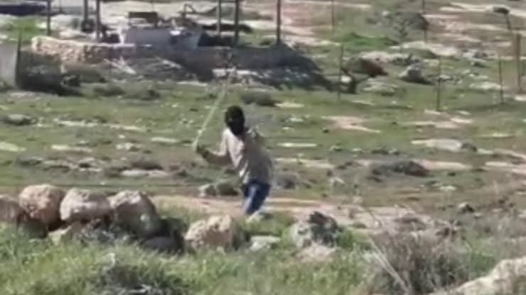 רעולי פנים עם רוגטקות מיידים אבנים על פלסטינים בהר חברון