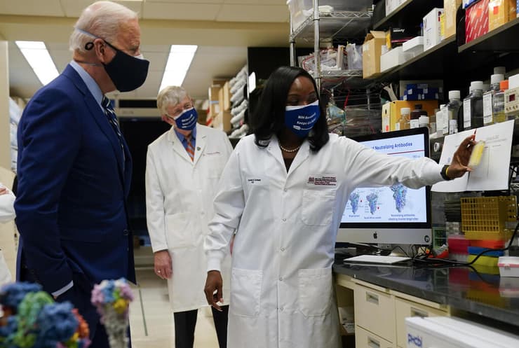 ג'ו ביידן נשיא ארה"ב במרכז לחקר חיסונים ב מרילנד קורונה