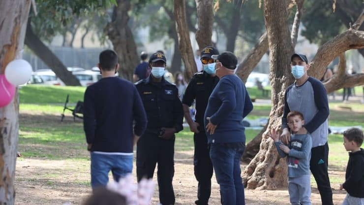 שוטרים בפארק הירקון בתל אביב