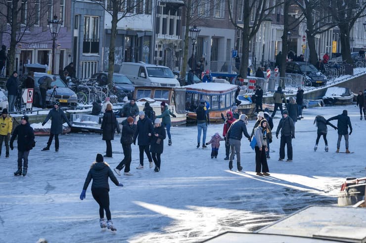 הולנד מחליקים ב תעלה ב אמסטרדם גל קור ב אירופה