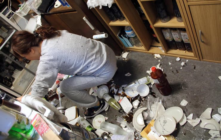 צלחות נשברו ב מסעדה ב פוקושימה רעידת אדמה רעש יפן