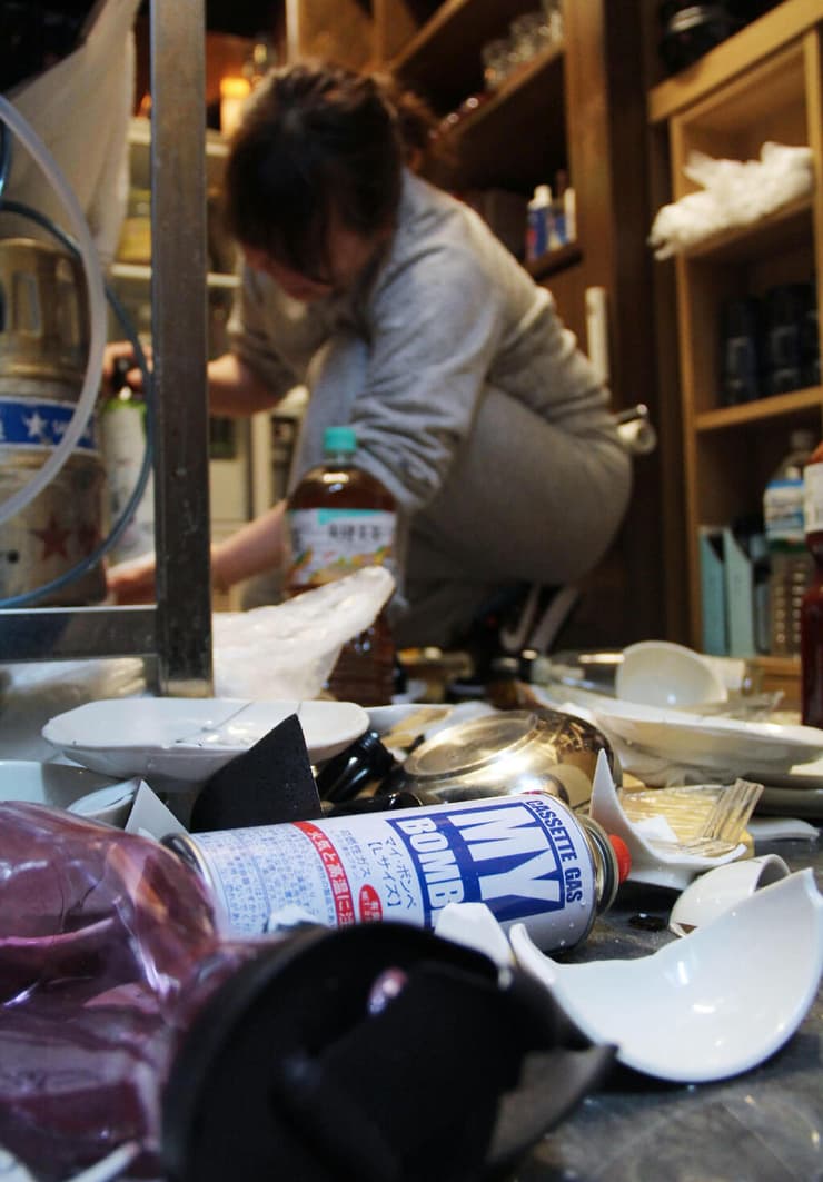 צלחות נשברו ב מסעדה ב פוקושימה רעידת אדמה רעש יפן
