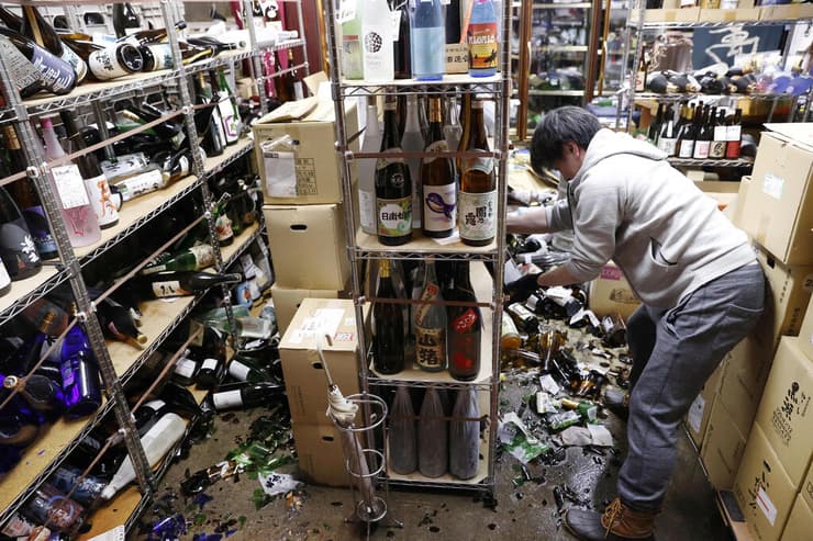 בקבוקים ש נשברו חנות ב פוקושימה יפן רעש רעידת אדמה
