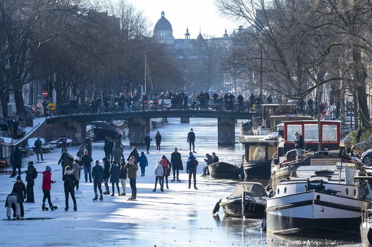 הולנד מחליקים ב תעלה ב אמסטרדם גל קור ב אירופה