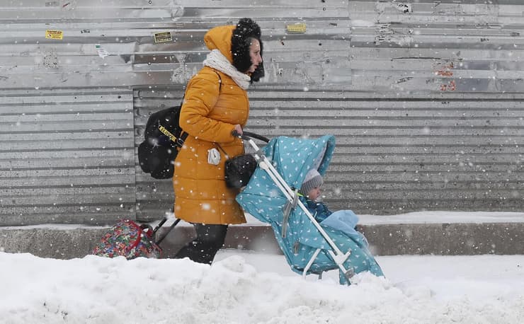 שלג כבד ב מוסקבה רוסיה סופת שלגים