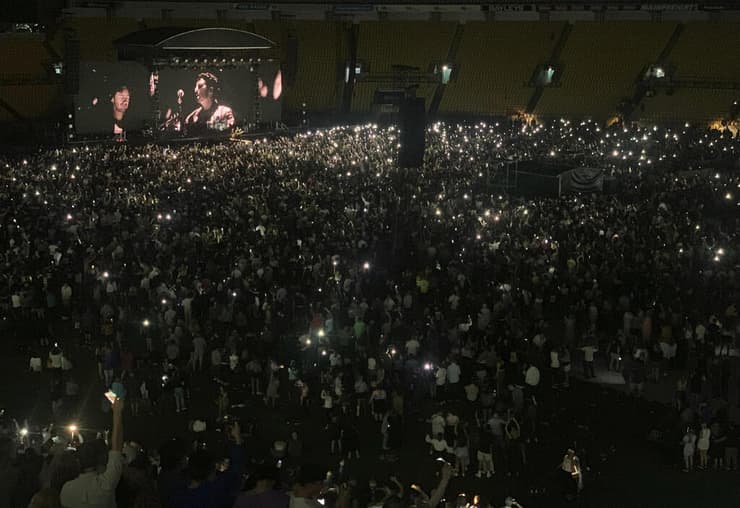 קהל של אלפים ב הופעה ב וולינגטון בירת ניו זילנד