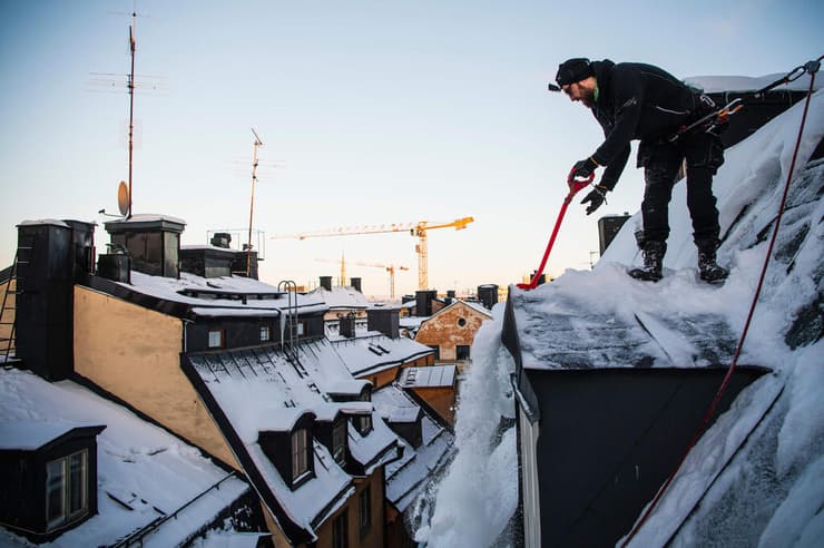 אנדרי יפליאן מנקה גגות מ שלג שבדיה