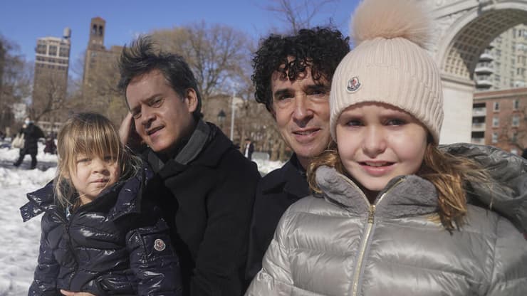 ארה"ב ניו יורק חוק פונדקאות חדש סנאטור בראד הוילמן (משמאל) עם בעלו ו בנותיהם
