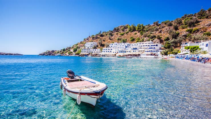 סירה בכפר היווני לוטרו בכרתים