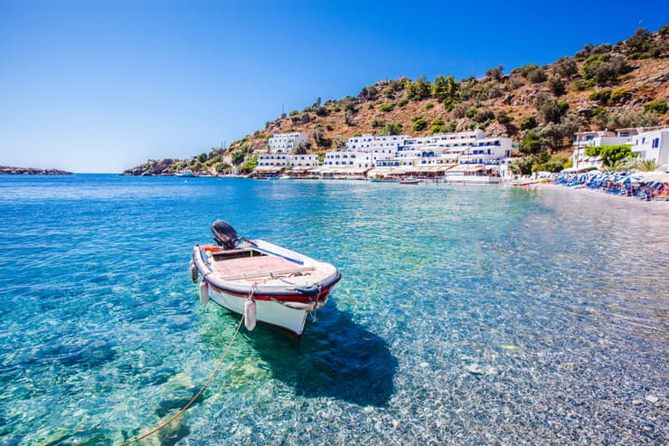 סירה בכפר היווני לוטרו בכרתים