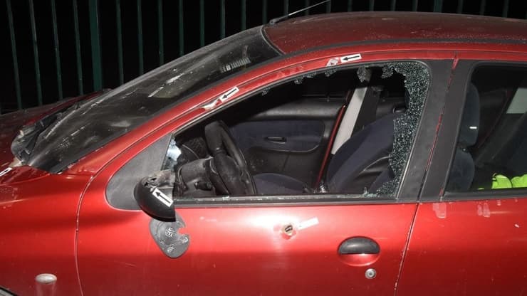 רכבו של השוטר לאחר הירי (צילום: דוברות המשטרה) שוטרי משטרת ישראל עצרו שני חשודים לאחר שירו על רכב שוטר מכפר ריינה בעקבות דו"ח שקיבלו