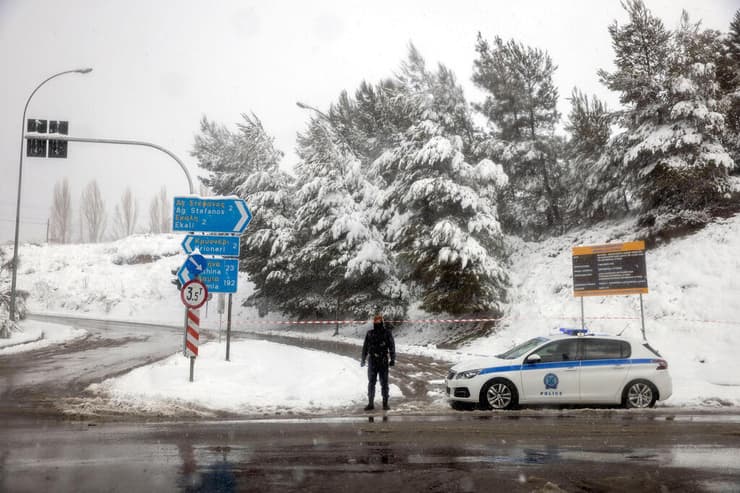 יוון מזג אוויר קור שלג כפר קריונרי