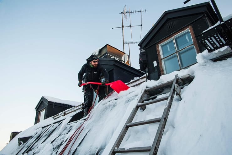 אנדרי יפליאן מנקה גגות מ שלג שבדיה