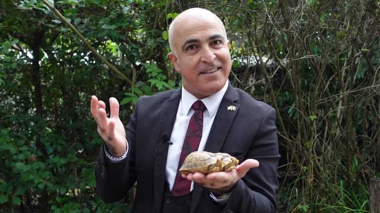 ד"ר דרור אידר, שגריר ישראל ברומא, יחד עם צבי היבשה המדבריים בגן החיות ברומא