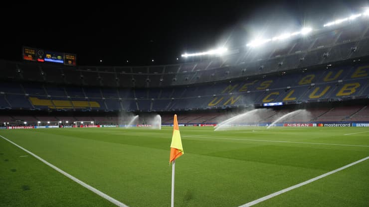 קאמפ נואו לפני השיפוץ (צילום: רויטרס) המגרש באצטדיון קאמפ נואו