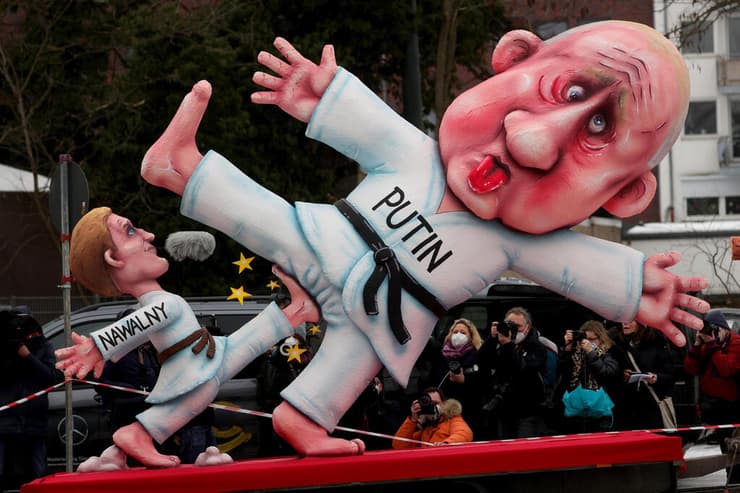 גרמניה פסטיבל תהלוכה מיצגים ולדימיר פוטין בעיטה מ אלכסיי נבלני