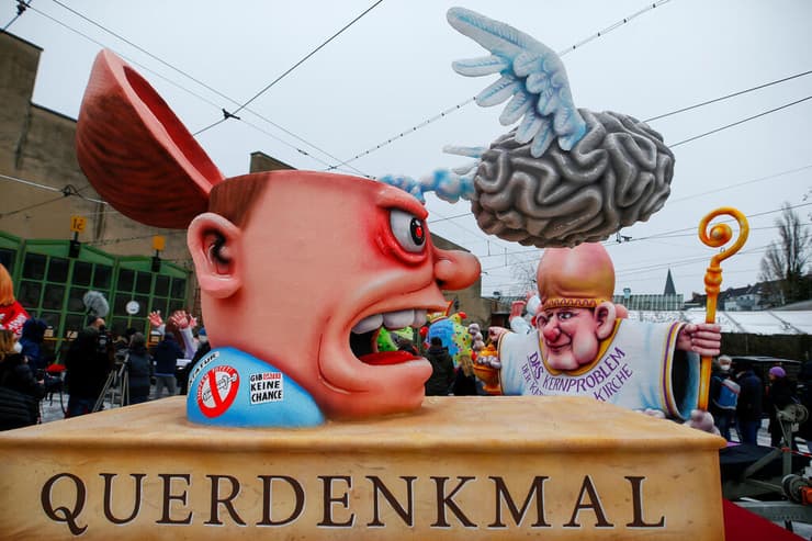גרמניה דיסלדורף פסטיבל סאטירה מתנגדי סגרים קורונה מוח מתעופף