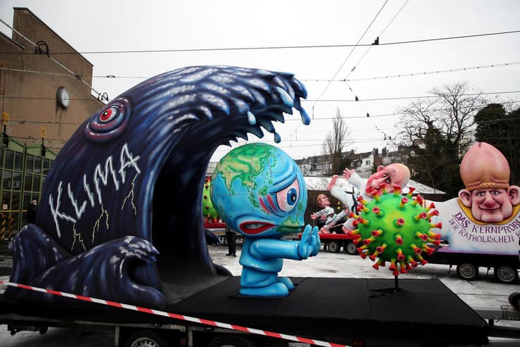 גרמניה פסטיבל תהלוכה מיצגים העולם בין קורונה ל סכנת שינויי האקלים