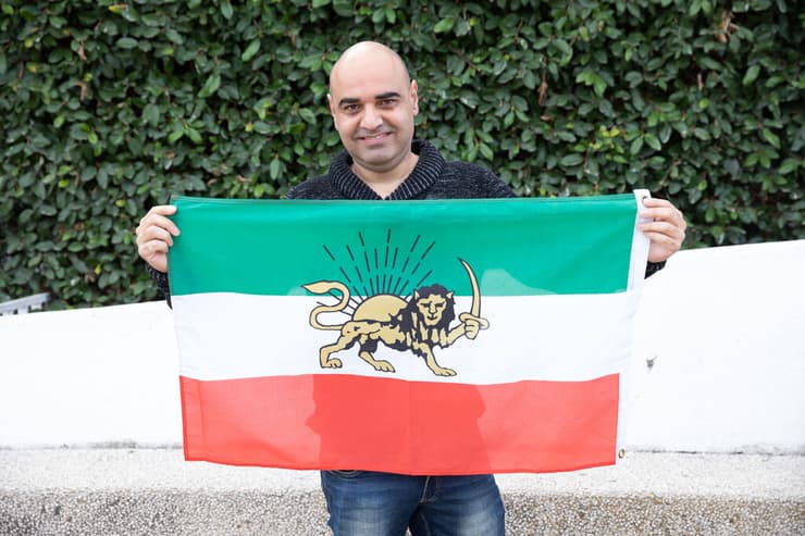 יניב כהן עם דגל איראן