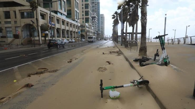 נזקי מזג האוויר הסוער בתל אביב