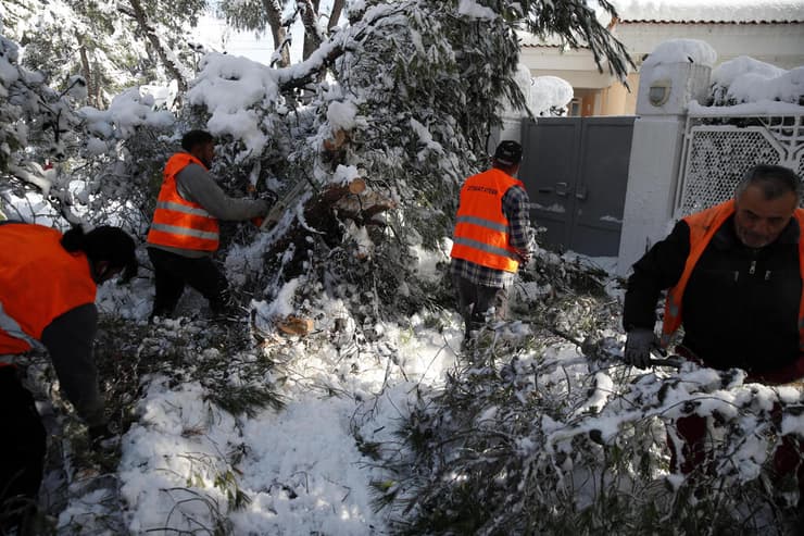 מזג אוויר יוון אתונה שלג עצים ש קרסו דיוניסוס