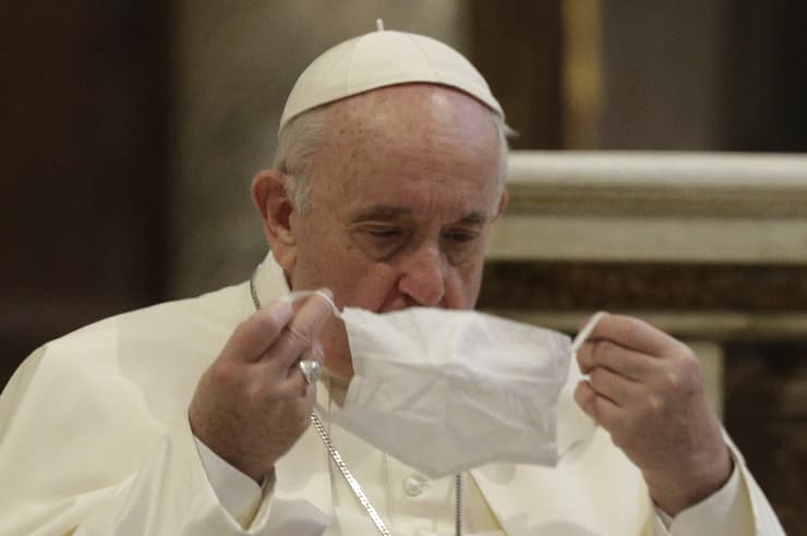 האפיפיור פרנסיסקוס עם מסכה