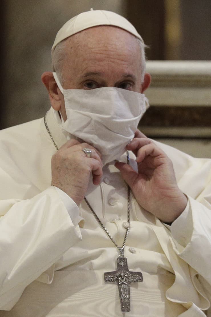 האפיפיור פרנסיסקוס עם מסכה