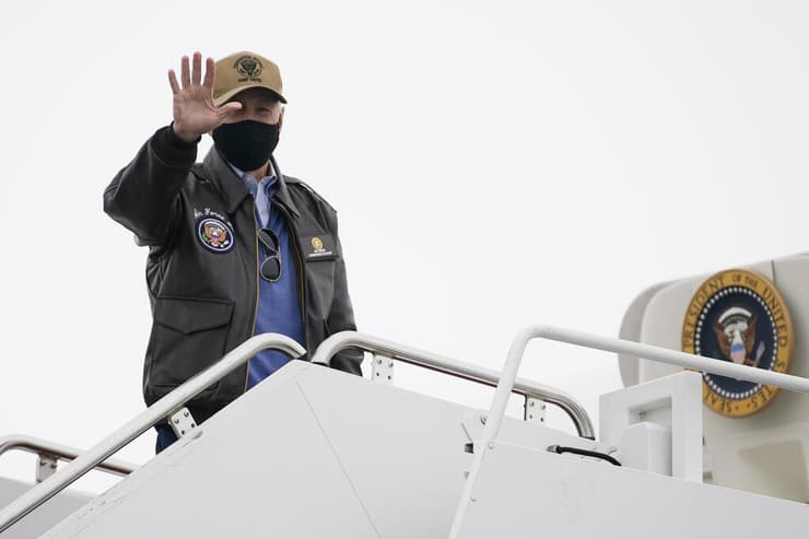 נשיא ארה"ב ג'ו ביידן עולה ל מטוס אייר פורס 1 ב-15 בפברואר
