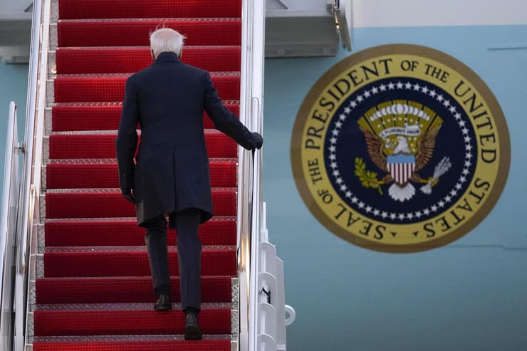 נשיא ארה"ב ג'ו ביידן עולה ל מטוס אייר פורס 1 ב-16 בפברואר