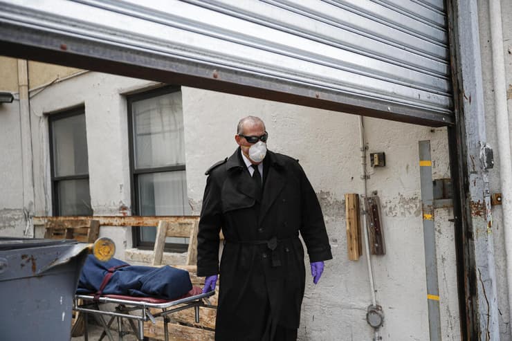 גופה של חולה קורונה שמת מועברת מ בית אבות ב ברוקלין ניו יורק ארה"ב ב אפריל 2020
