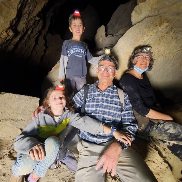 משפחת פרומקין במערה