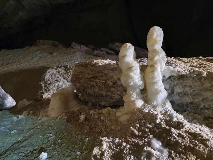 גושי מלח במערה