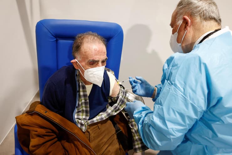 חיסון חיסונים נגיף קורונה מודרנה גבר קשיש מתחסן מתחסנים רומא איטליה