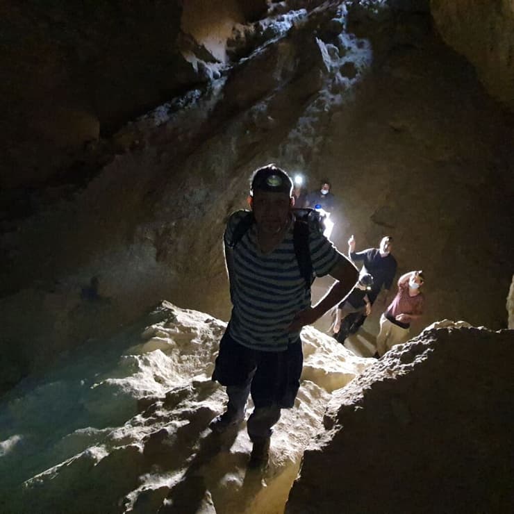 מטפסים בתוך המערה