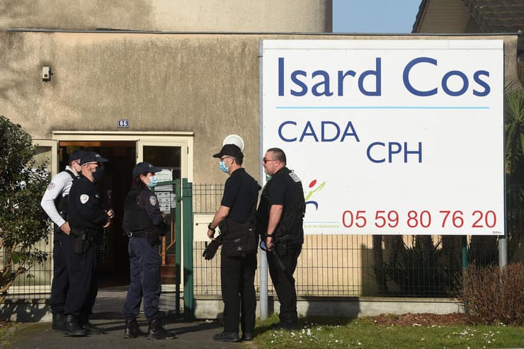 צרפת מרכז קליטה שבו מבקש מקלט רצח פקיד הגירה בעיר פו